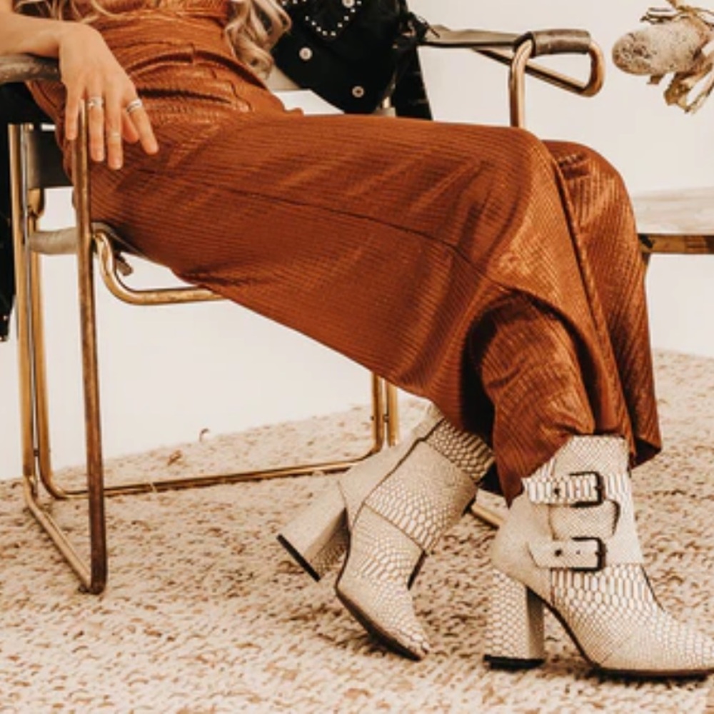 Freebird Joey ivory boot size 6